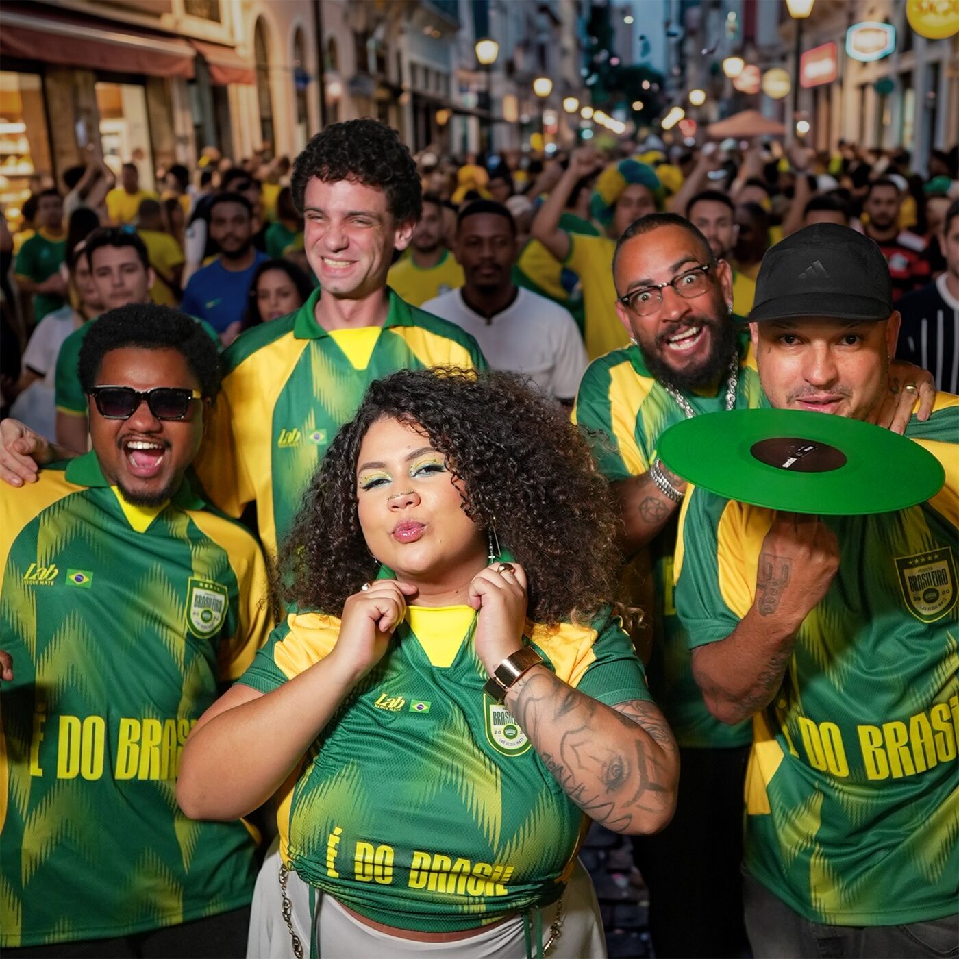 Artistas do LAB Xeque Mate na rua, multidão ao fundo